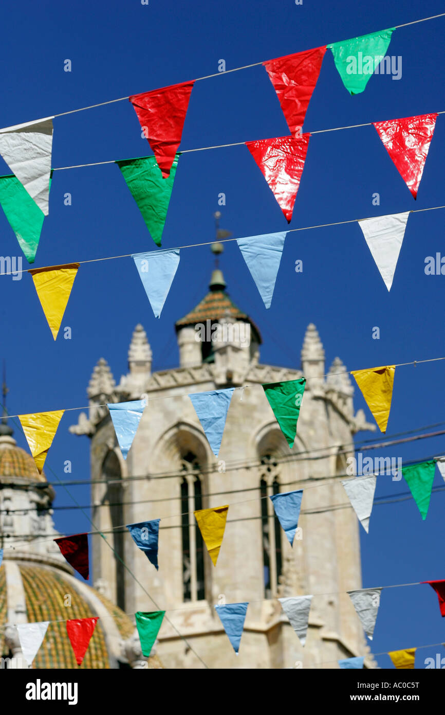 Le bandiere che rappresenta la Santa Tecla appendere lungo le strade di Tarragona, Costa Dorada, Catalogna, Spagna Foto Stock