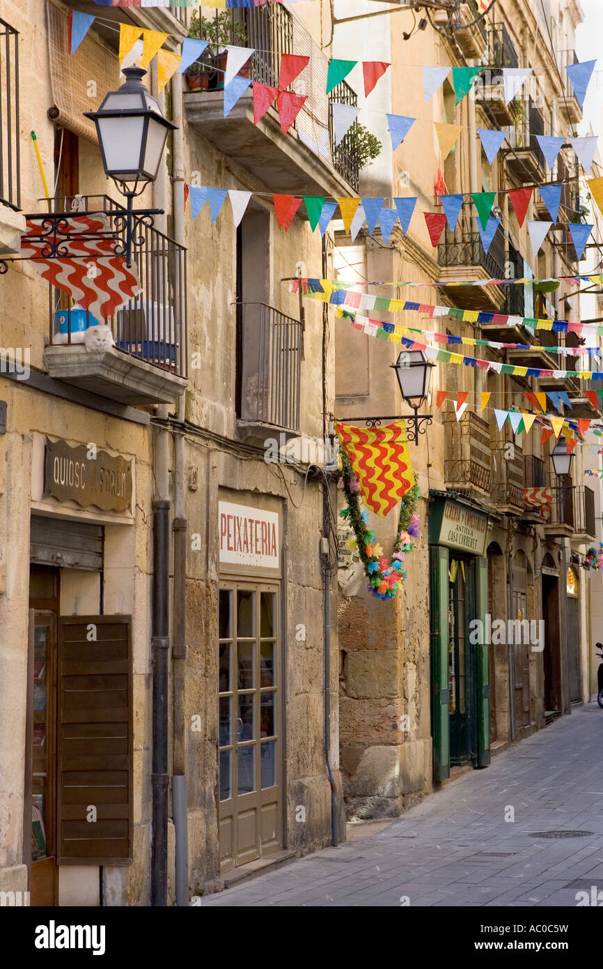 Le bandiere che rappresenta la Santa Tecla festival le strade di Tarragona, Costa Dorada, Catalogna, Spagna Foto Stock