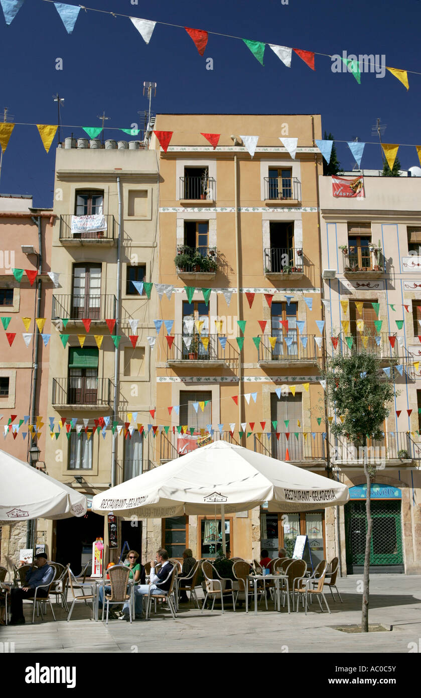 Le bandiere che rappresenta la Santa Tecla appendere in Placa del foro (quadrato Forum), Tarragona, Costa Dorada, Catalogna, Spagna Foto Stock