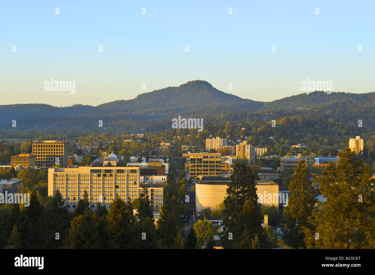Eugene, Oregon dalla parte superiore della spellatrice Butte guardando attraverso il centro di Spencer Butte Foto Stock