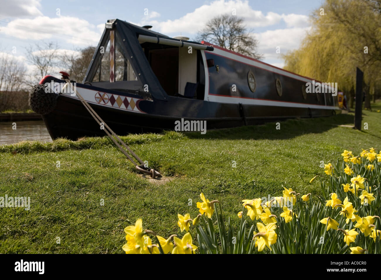 Un narrowboat ormeggiato sul Coventry Canal a Rugby Foto Stock