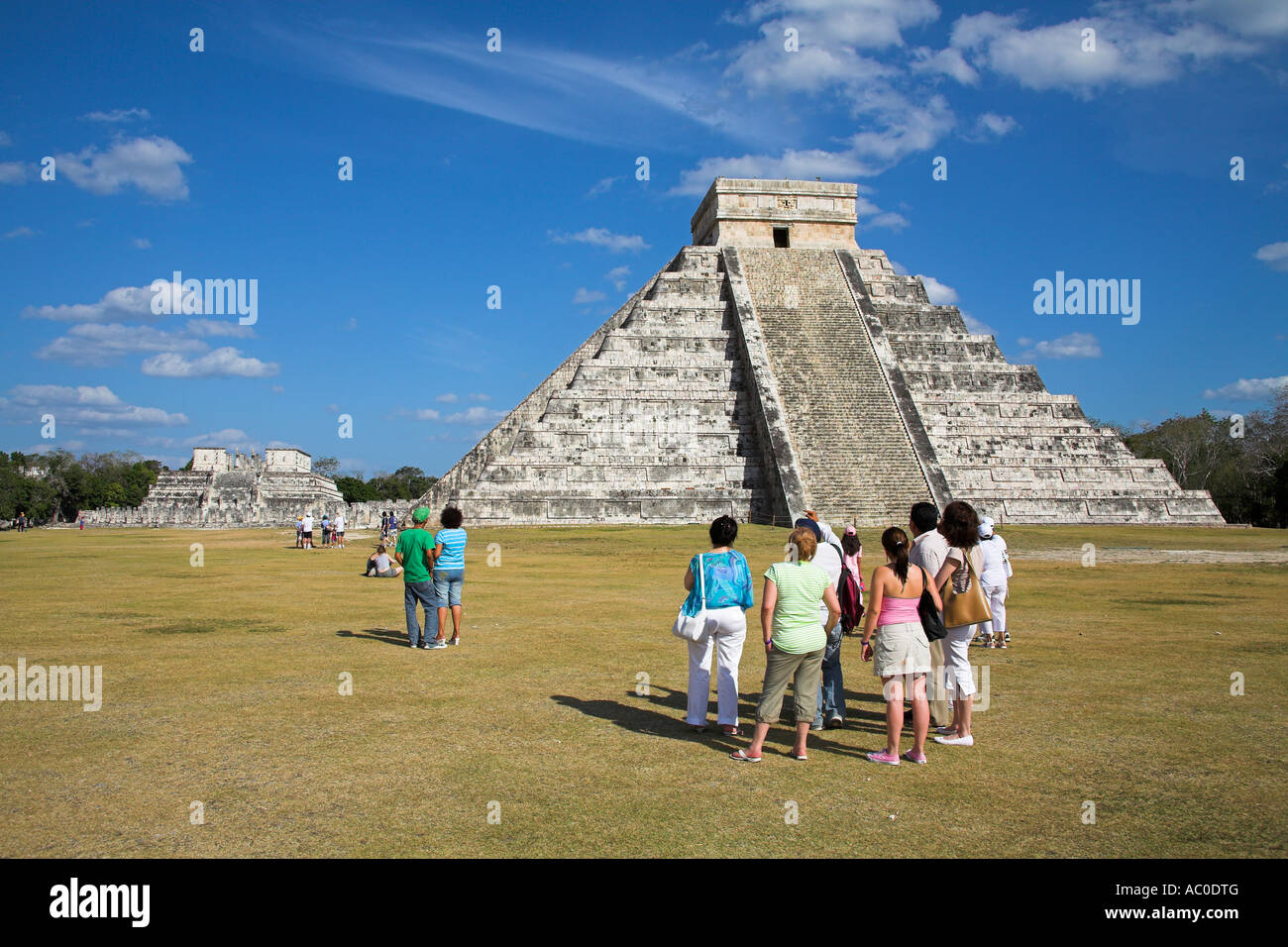 Piramide di Kukulkan e il Tempio dei Guerrieri, Chichen Itza sito archeologico, Chichen Itza, stato dello Yucatan, Messico Foto Stock