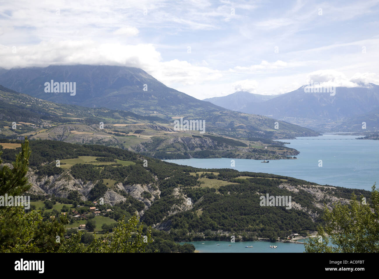 Gli occhi di uccello della vista sul lago di Serre Ponçon con Alpi, Hautes Alpes, Provenza, Francia Foto Stock