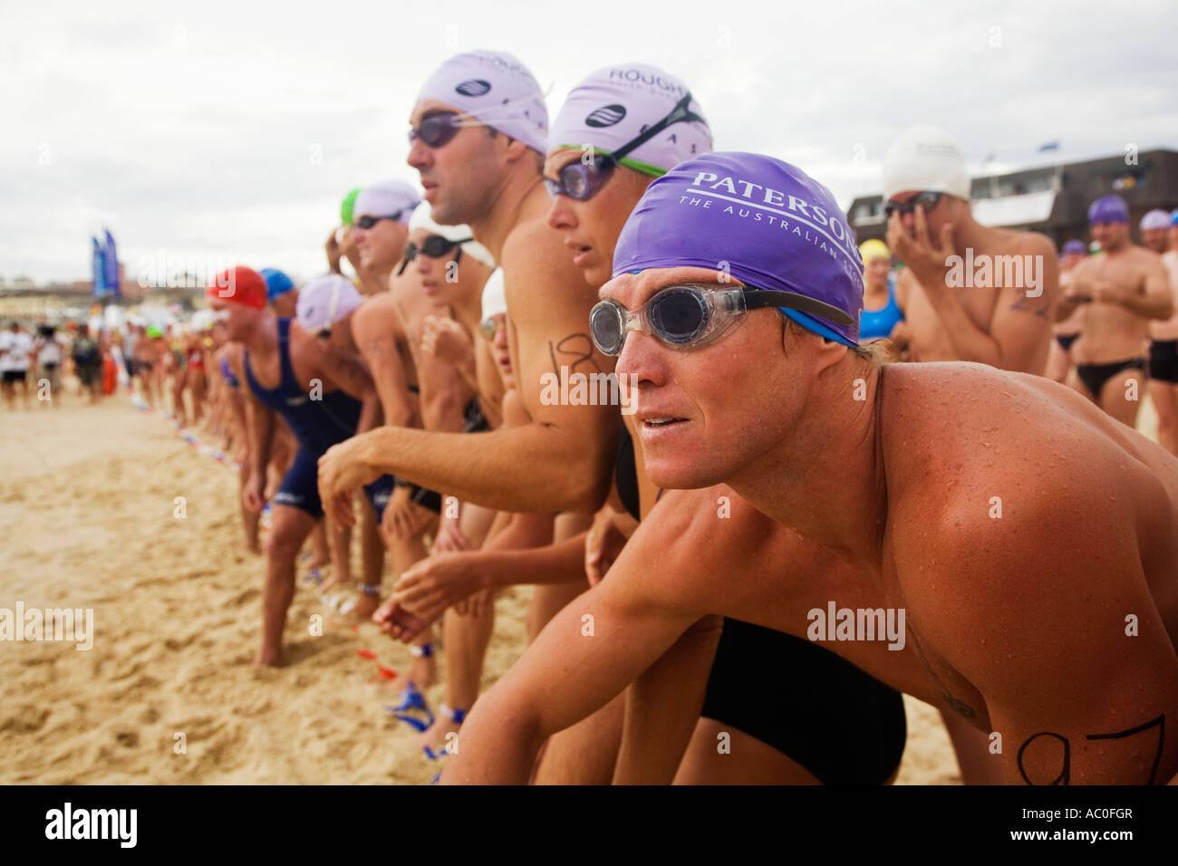 Nuotatori competere nel Roughwater Nuoto Campionati a Bondi Beach ottenere impostato per la partenza della gara Foto Stock