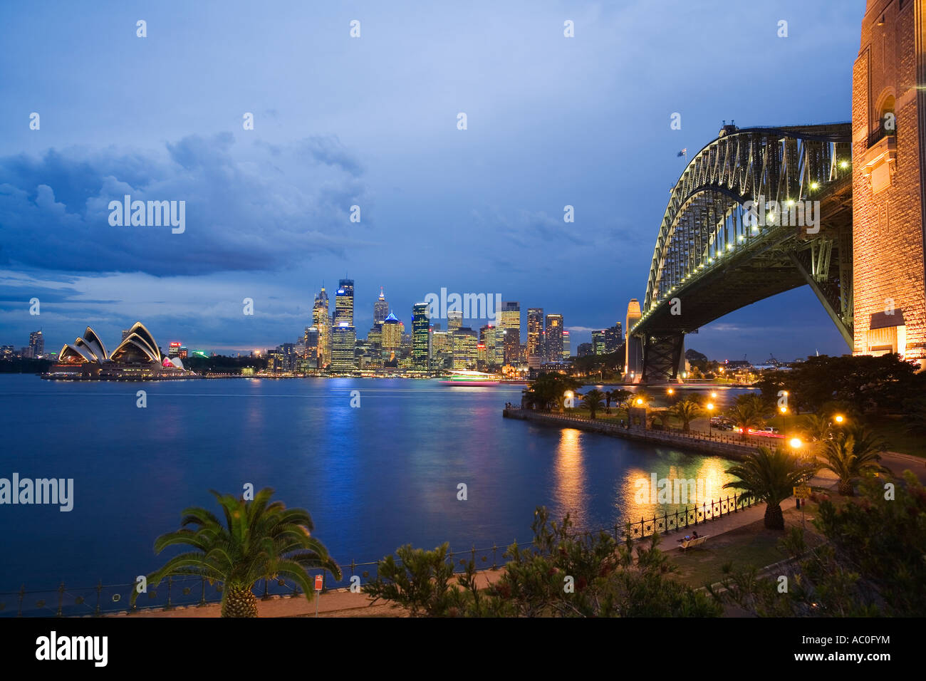 Twilgiht vista del Ponte del porto e lo skyline del centro di Sydney da Milsons Point sulla sponda nord Foto Stock