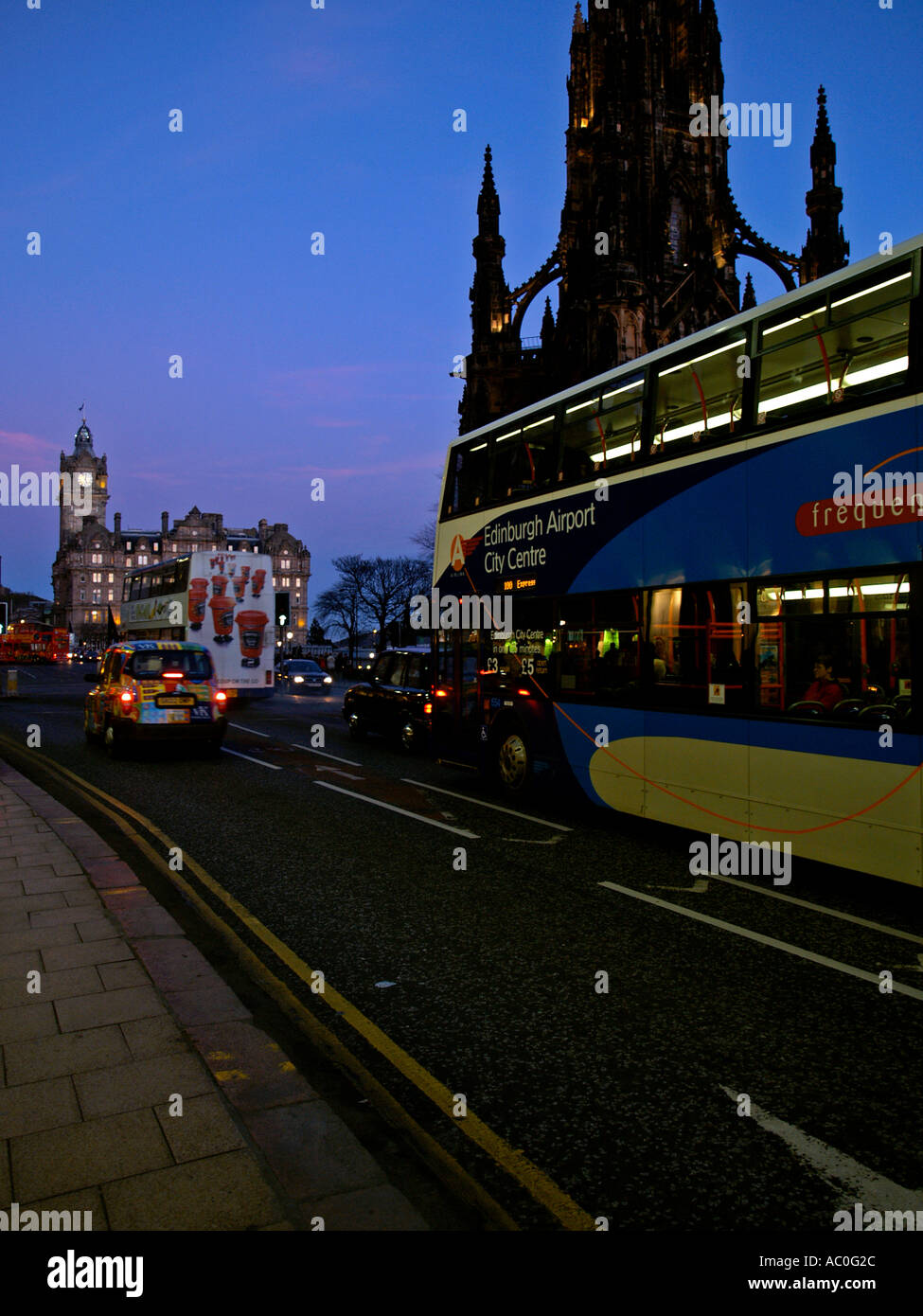 Notte street view di Edimburgo Foto Stock