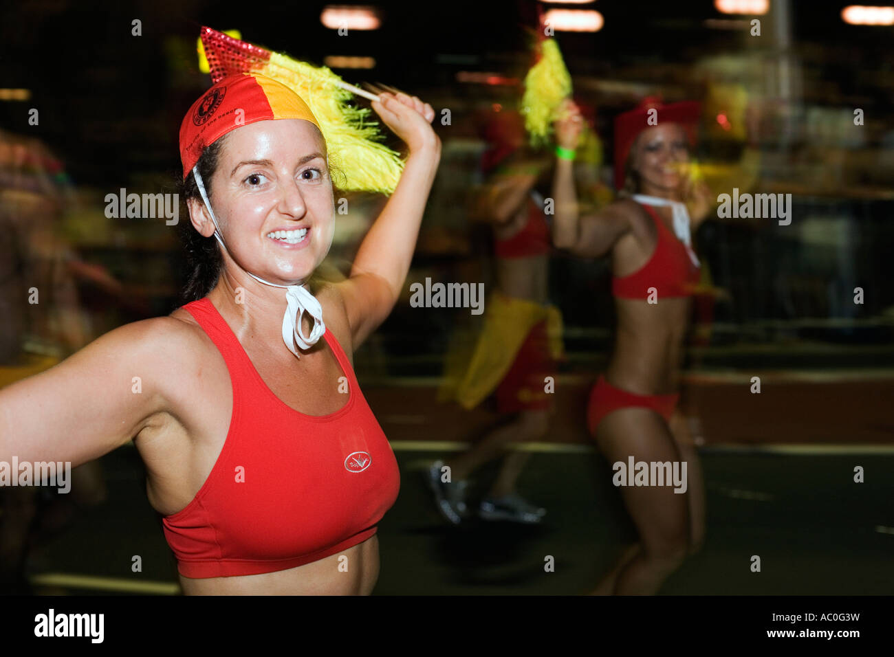 Surf lifesavers parte del tra bandiere sfilata di flottazione verso il basso Oxford St durante l annuale Sydney Gay and Lesbian Mardi Gras Foto Stock