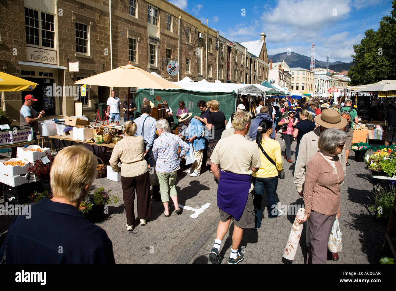 La folla godetevi il Mercato di Salamanca tenuto ogni sabato di Hobart Foto Stock