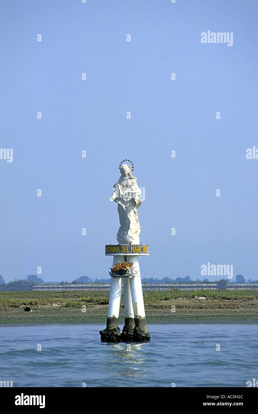 Una statua della Madonna nella laguna di Grado in Friuli del nord-est Italia. Foto Stock