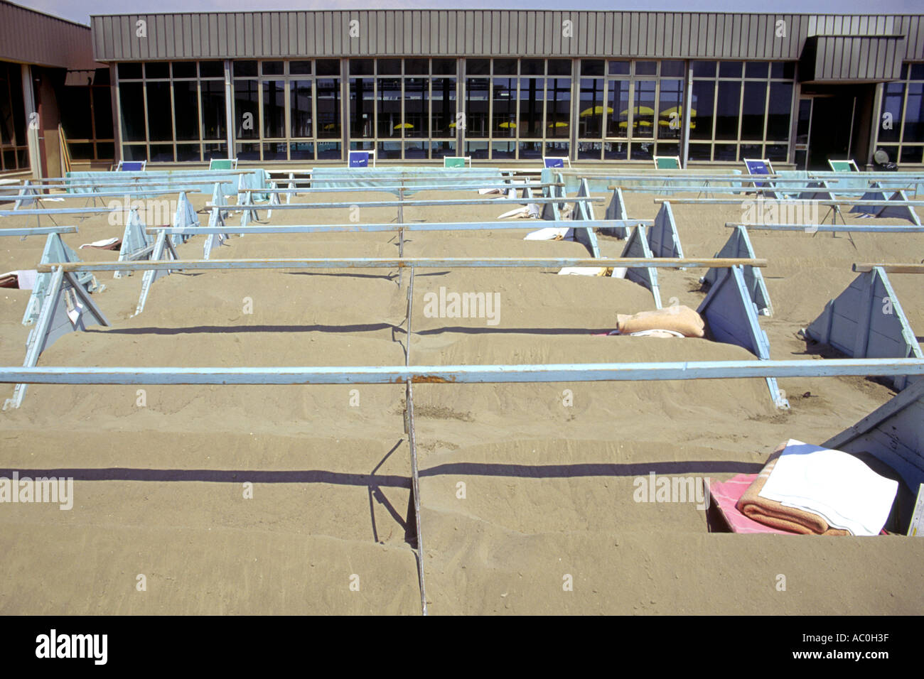 Letti di sabbia in una spa salute in grado, Italia. La gente ottiene sepolto fino ai loro colli nella calda sabbia e così il sudore fuori eventuali tossine. Foto Stock