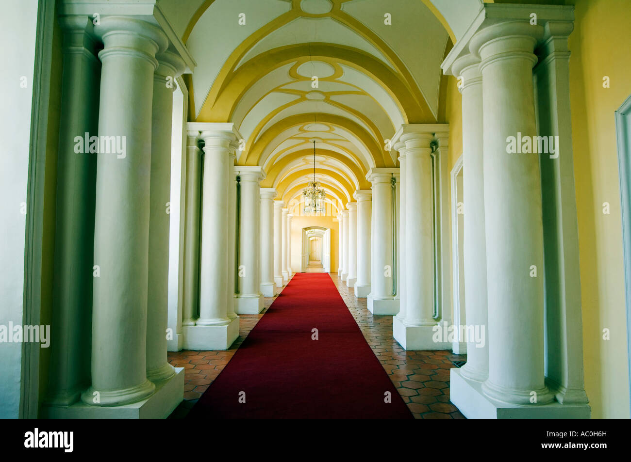 Interni ornati Corridoio di stile barocco Palazzo Rundales Pils Rundales progettato dall architetto Bartolomeo Rastrelli Foto Stock