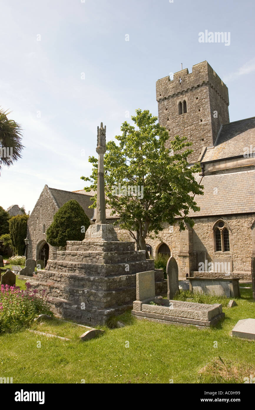 Il Galles Glamorgan Llantwit Major St Illtyds chiesa e cimitero di cross Foto Stock