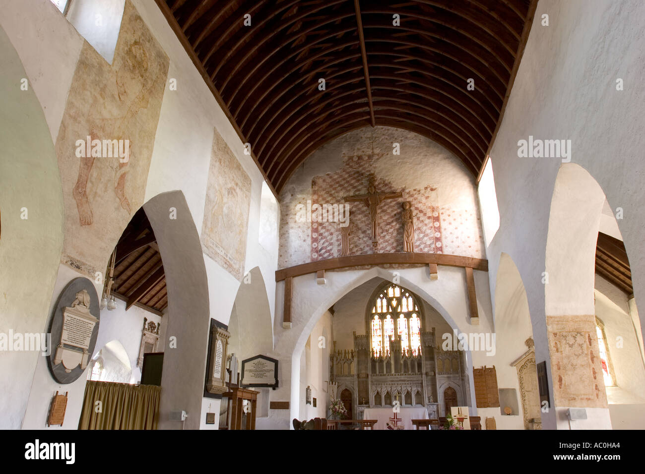 Il Galles Glamorgan Llantwit Major St Illtyds chiesa Chiesa orientale interno con le antiche pitture murali e pietra reredos Foto Stock