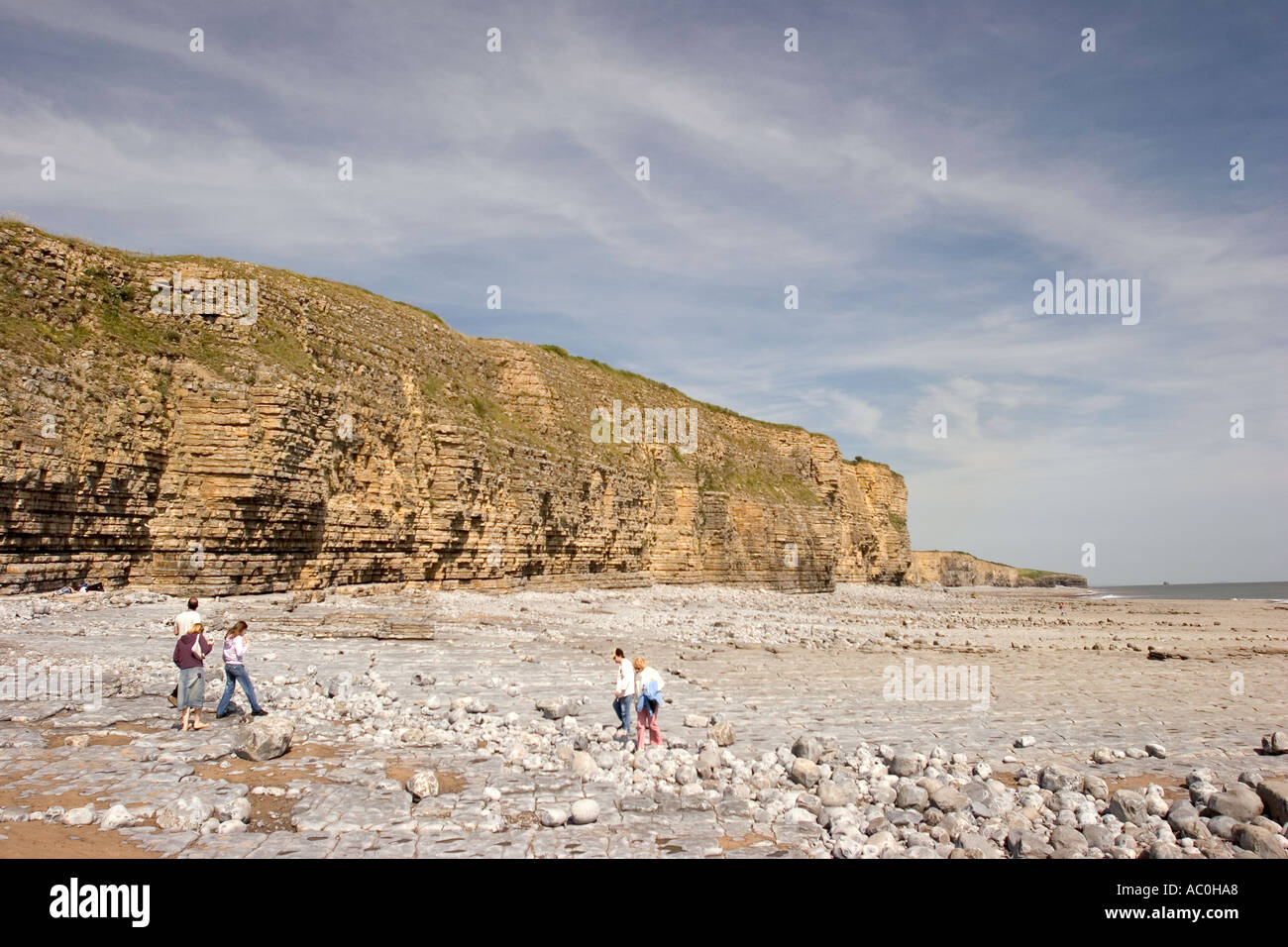 Il Galles Glamorgan Llantwit Major persone su Col huw spiaggia sottostante Heritage costa scogliere Foto Stock