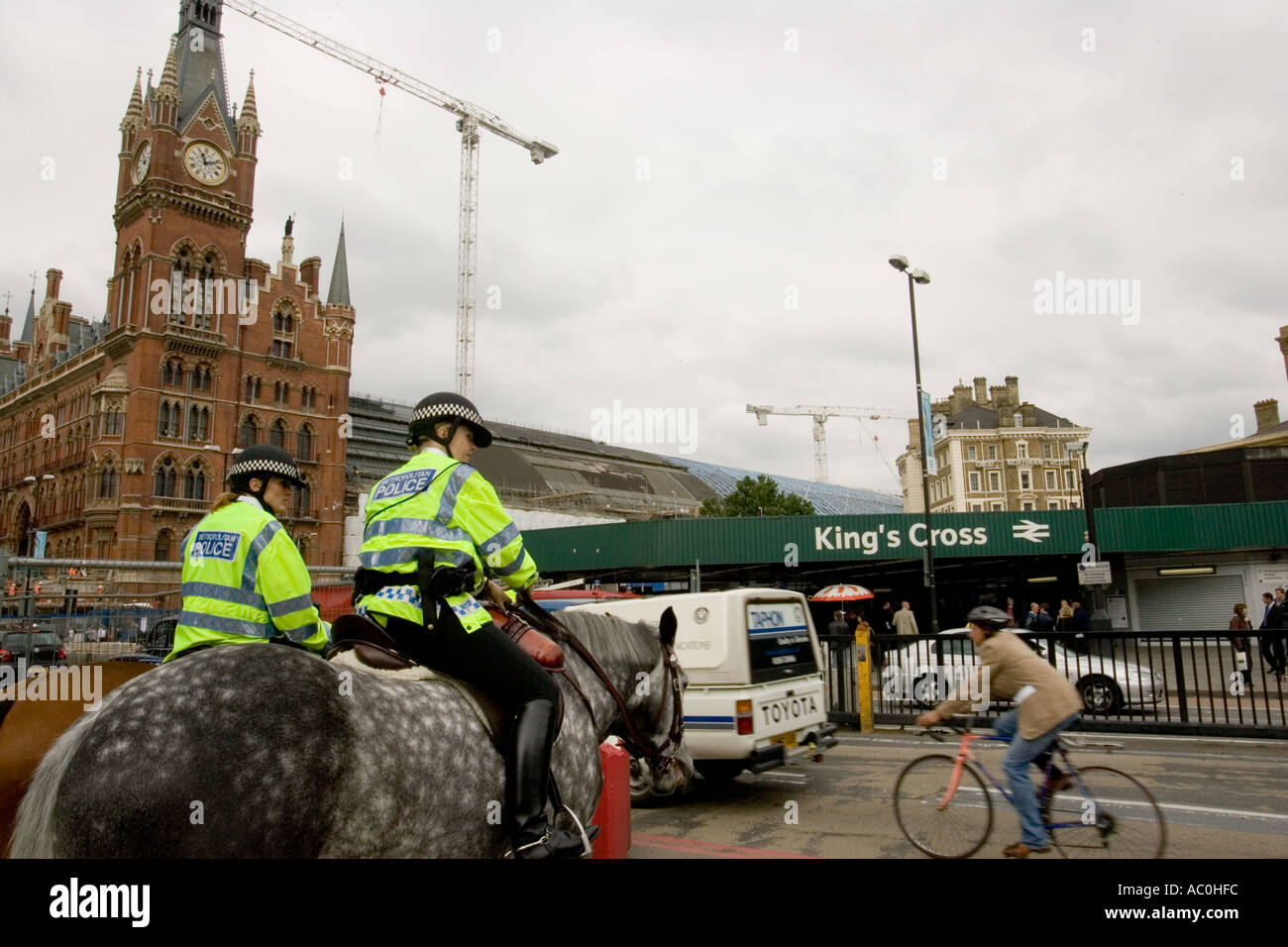 La polizia al di fuori dalla stazione Kings Cross Londra Foto Stock