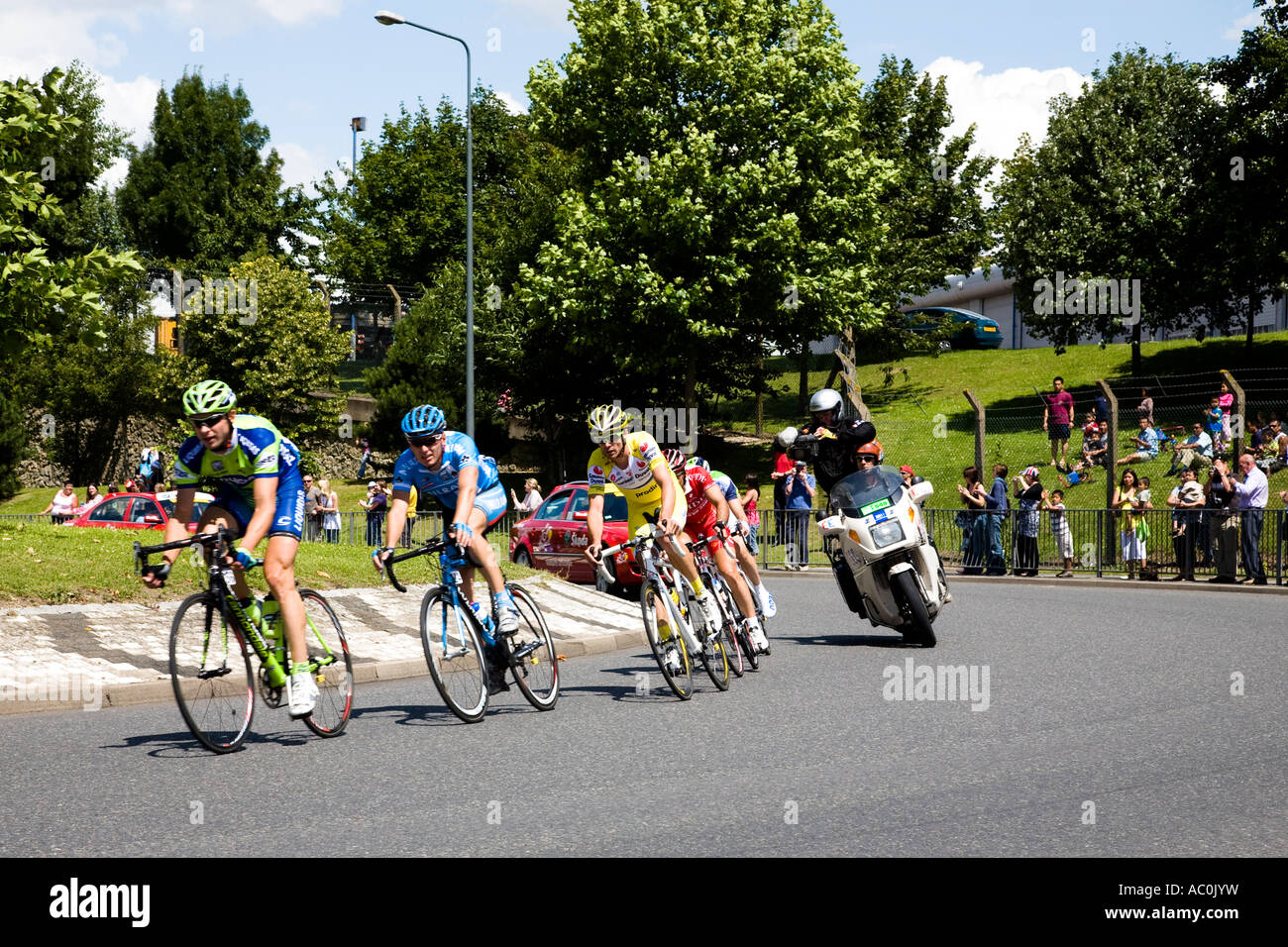 Fabian Cancellara della Svizzera indossando la maglia gialla durante la guida con il pack leader attraverso Maidstone Kent 20 Foto Stock