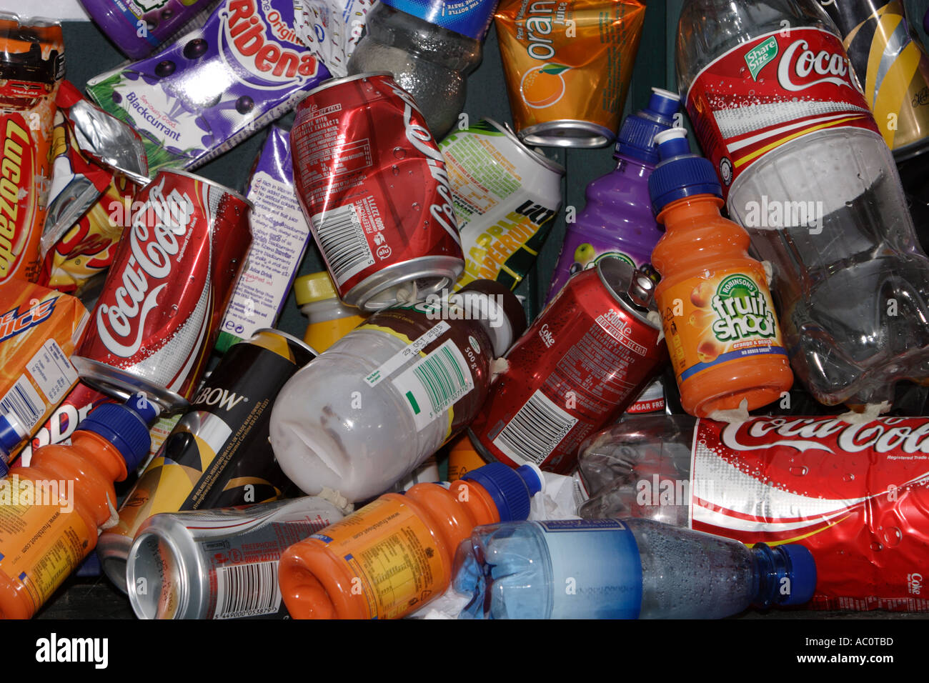 Lattina lattine e bottiglie di plastica per il riciclaggio Foto stock -  Alamy