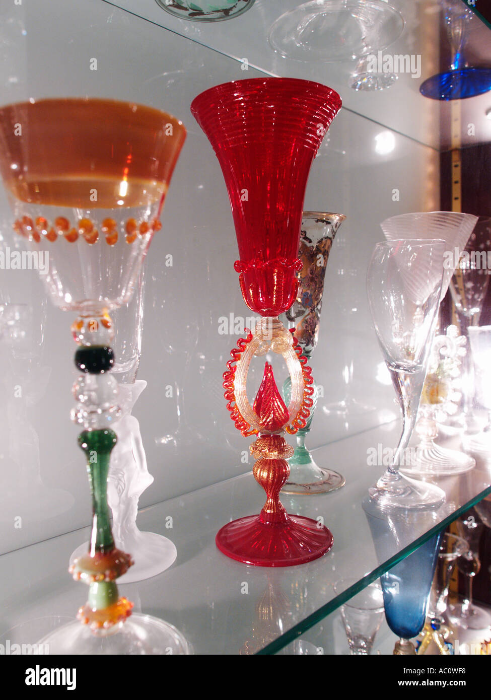 Il Chateau de Bligny nella regione di Champagne in Francia ha una grande collezione di flauto questo è un cristallo di Murano uno Foto Stock