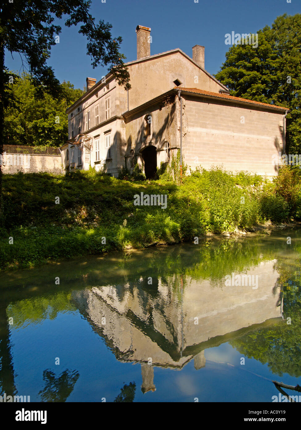 Bella e antica dimora fatiscente nel bisogno di restauro Thonnance Les Moulins Haute Marne Regione Francia Foto Stock