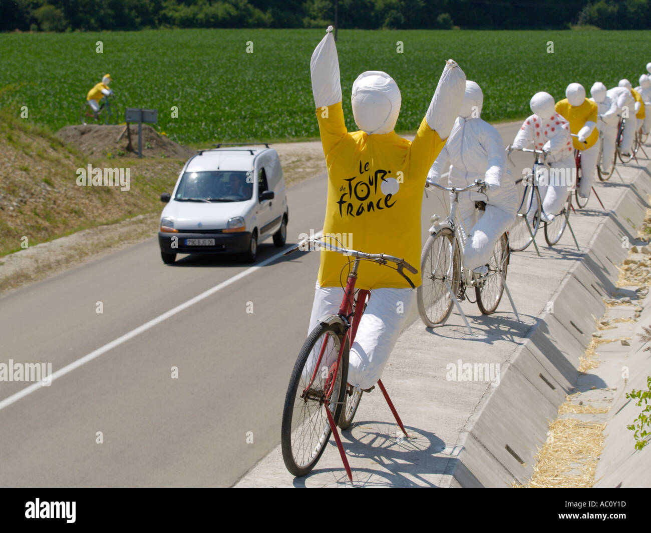 Il francese festeggiare quando il Tour de France passa attraverso le loro città e le decorazioni possono essere trovati con settimane di anticipo Foto Stock