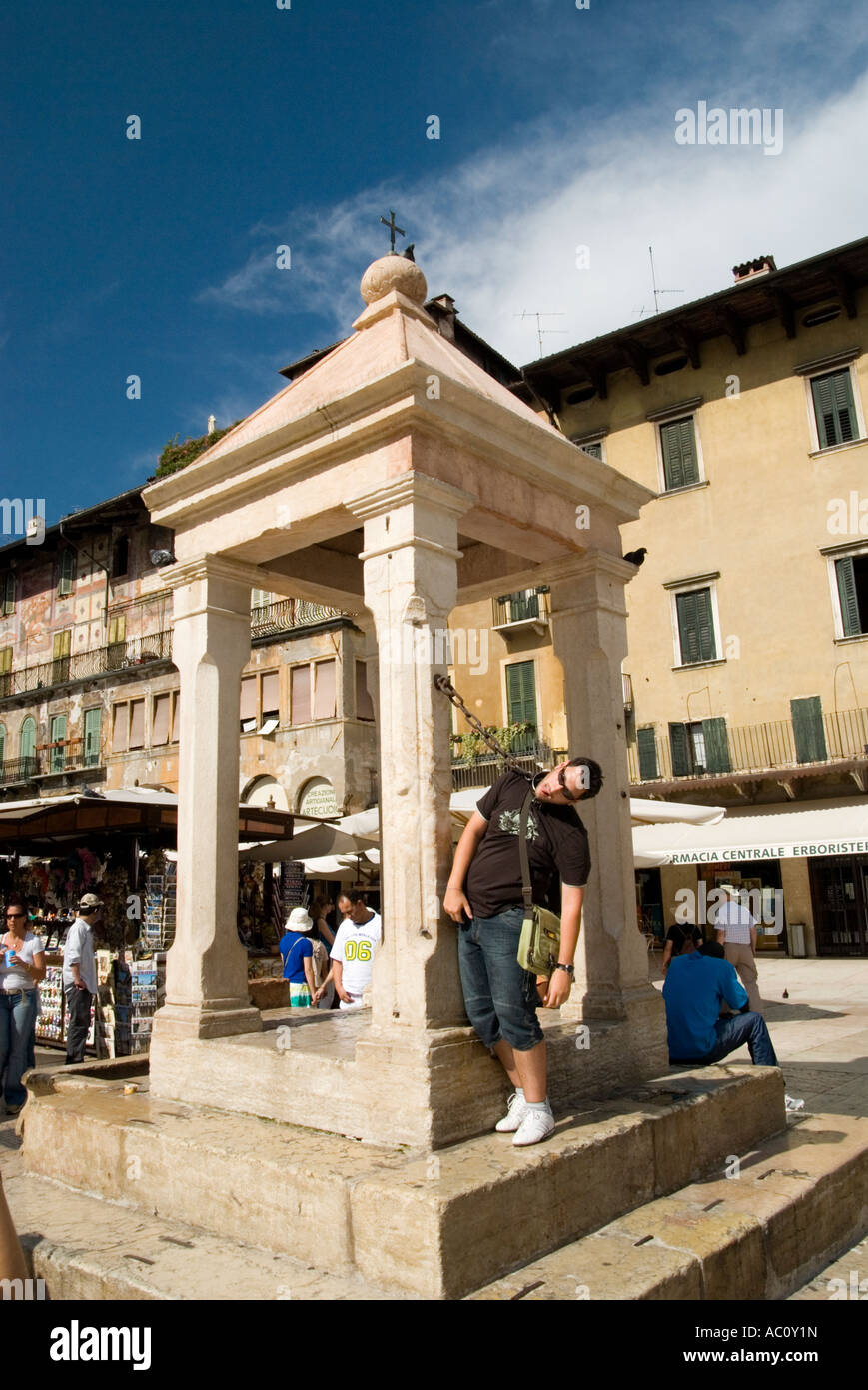 Centro della piazza vicino Arco della Costa di Verona dove vi è una catena  di detenere i ladroni sulla struttura Piazza delle Erbe Foto stock - Alamy