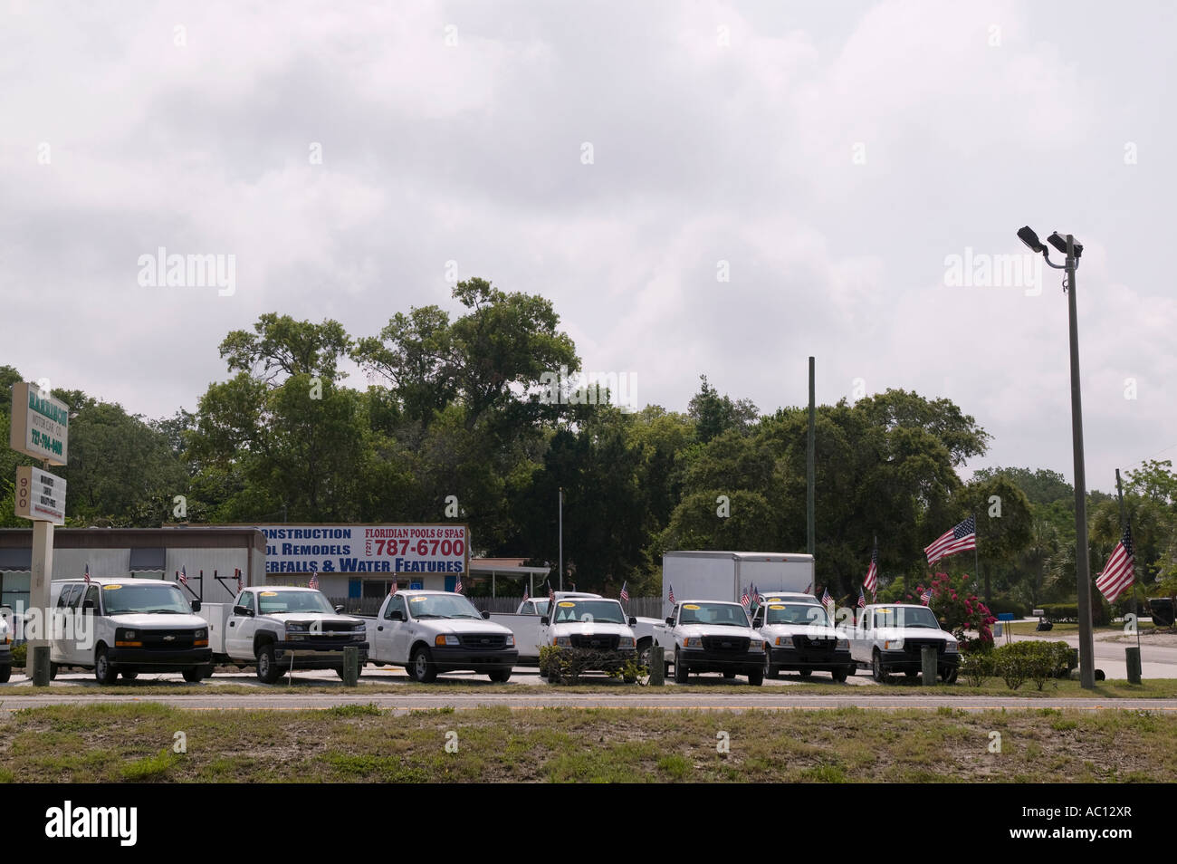 Carrelli di colore bianco per la vendita su autostrada alternativo 19 a Pinellas County Florida Foto Stock