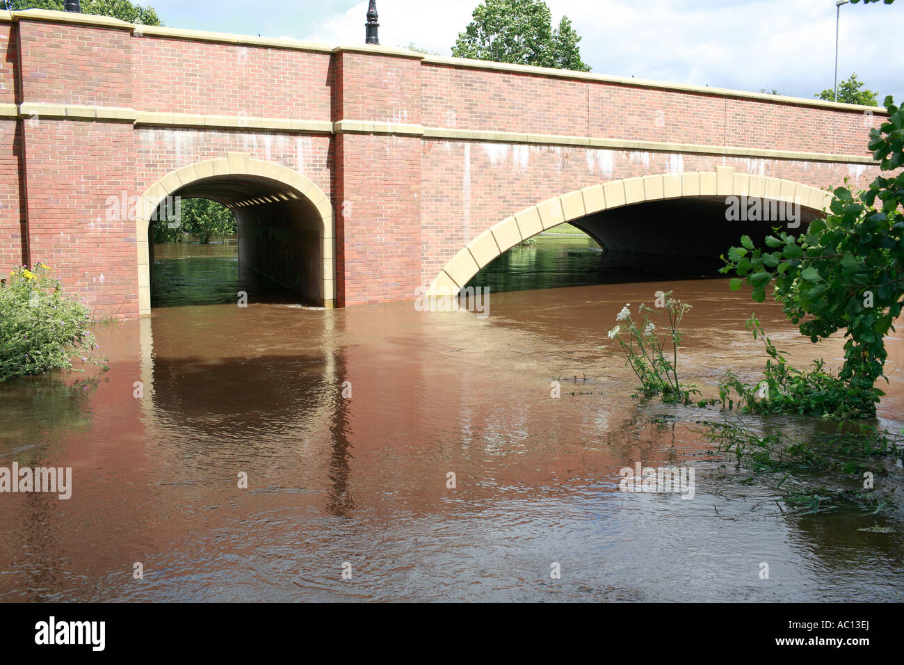 In un invaso la passerella e il fiume Weaver al fianco di un ponte in Nantwich, Cheshire. Foto Stock