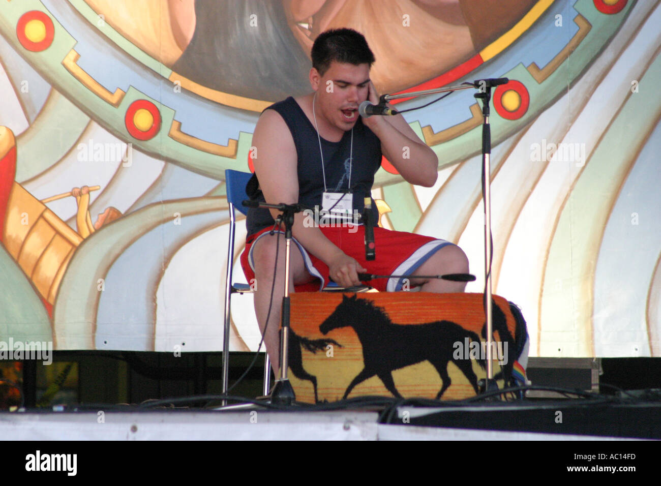 Indiani Nativi prima nazione batterista gola cantando Festival multiculturale 2003 Dartmouth Nova Scotia Foto Stock