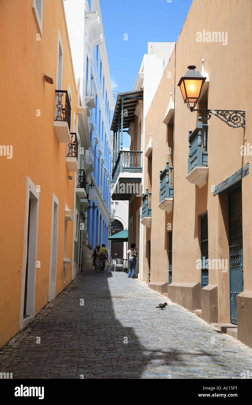 Corsia di ciottoli colorati architettura coloniale Vecchia San Juan Portorico Caraibi Foto Stock