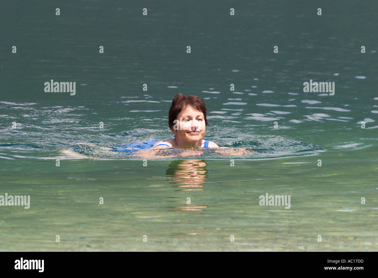 Donna baathing nel lago di Bohinj Slovenia Foto Stock