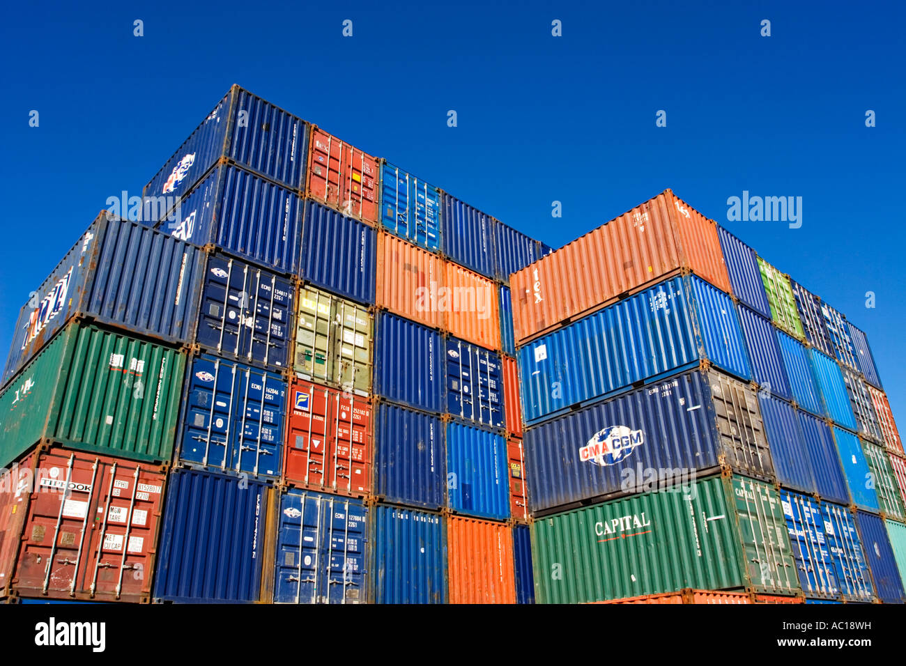 Industria di spedizione / Spedizione contenitori impilati alta in un porto deposito di container nel porto di Melbourne' Victoria Australia. Foto Stock