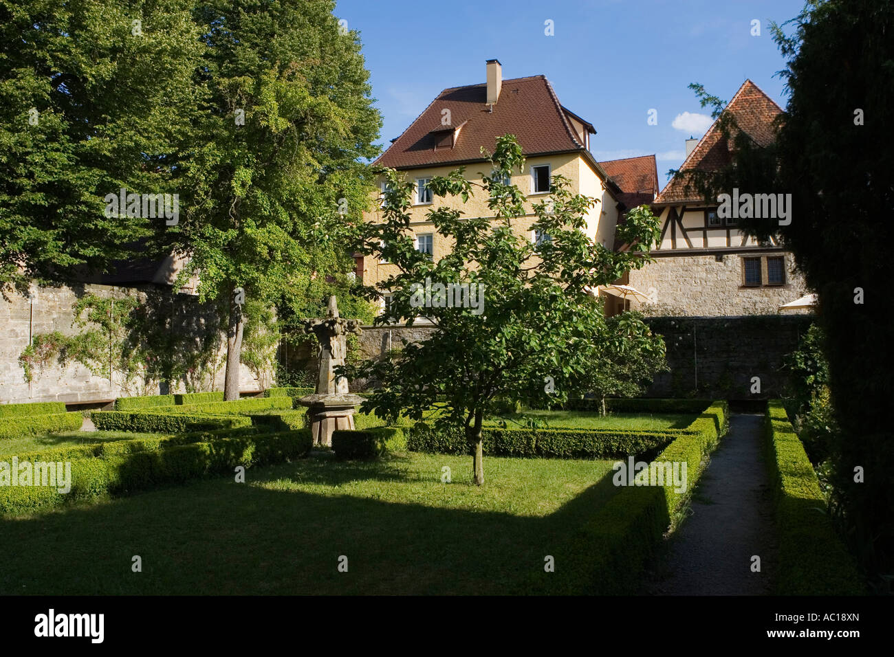 Giardini del Monastero di Rothenburg ob der Tauber Baviera Germania Luglio 2007 Foto Stock