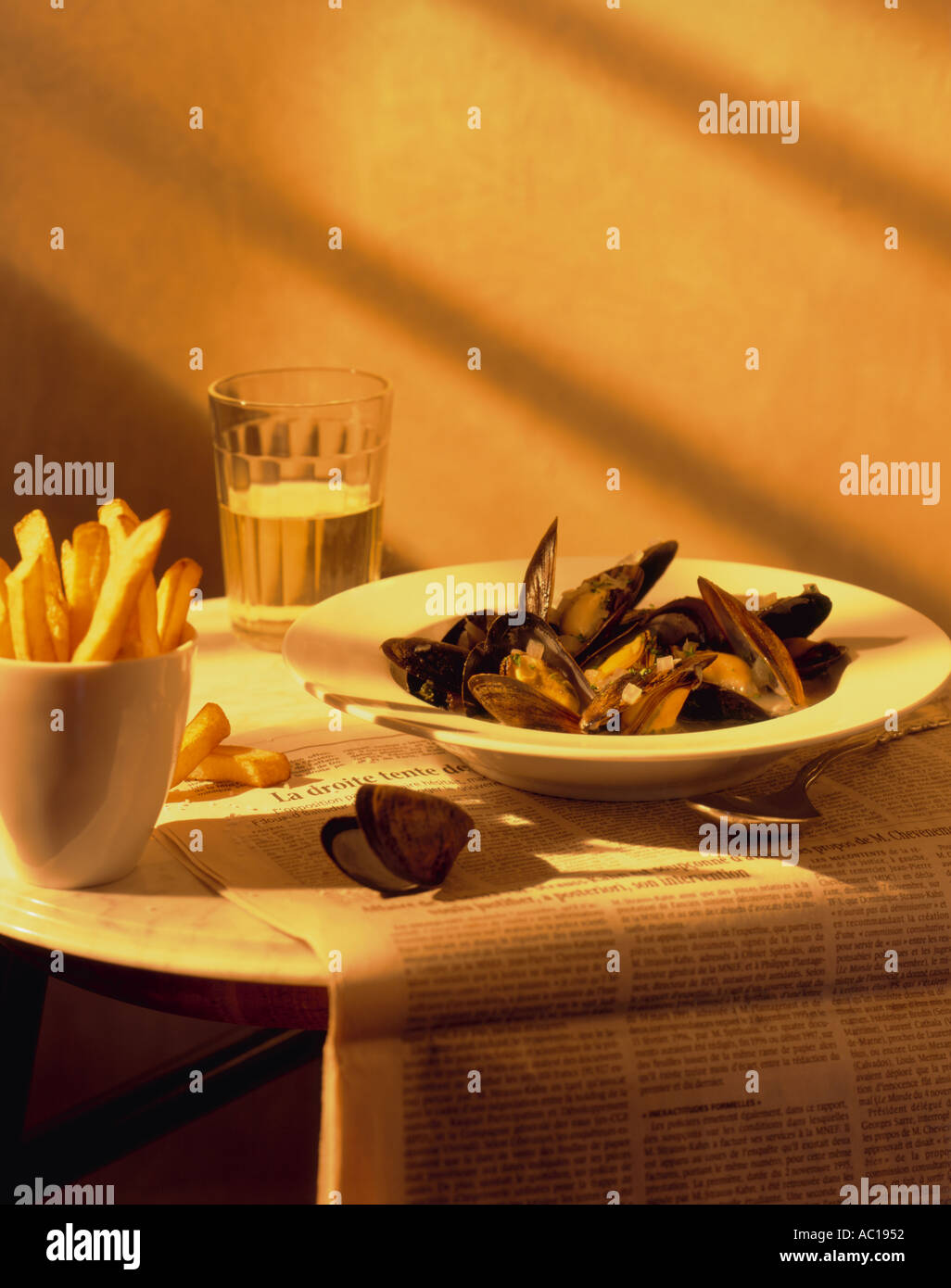 Cafe messa in tavola con vino patatine fritte e cozze Foto Stock