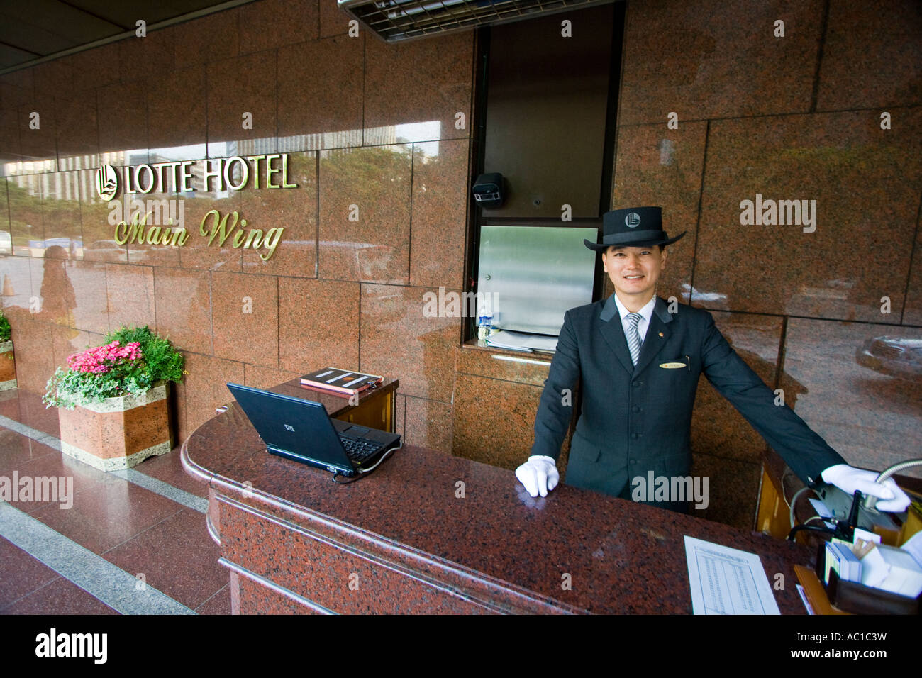 Ben vestito Concierge di Lotte Hotel Seoul COREA DEL SUD Foto Stock