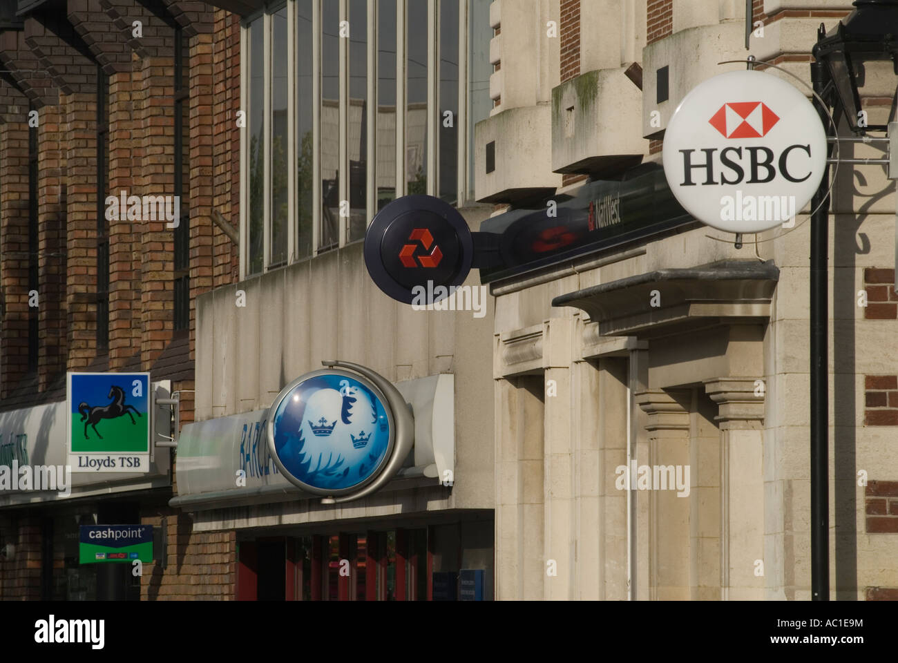 High Street banche segni home counties UK 2007. 2000s quando non vi erano ancora le banche in un locale High Street. HOMER SYKES Foto Stock