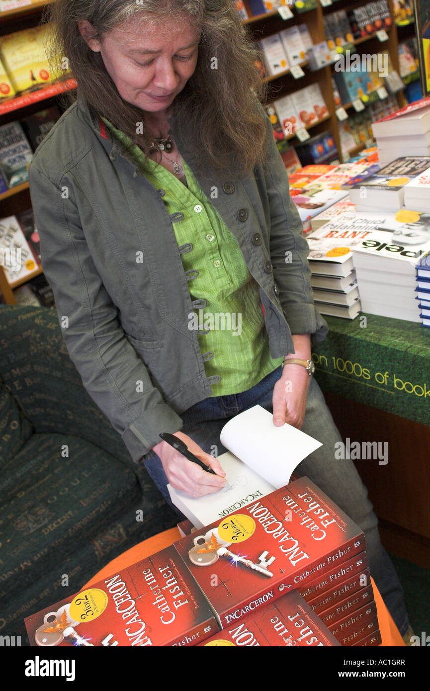 Catherine Fisher libro firma per il suo libro Incarceron Foto Stock