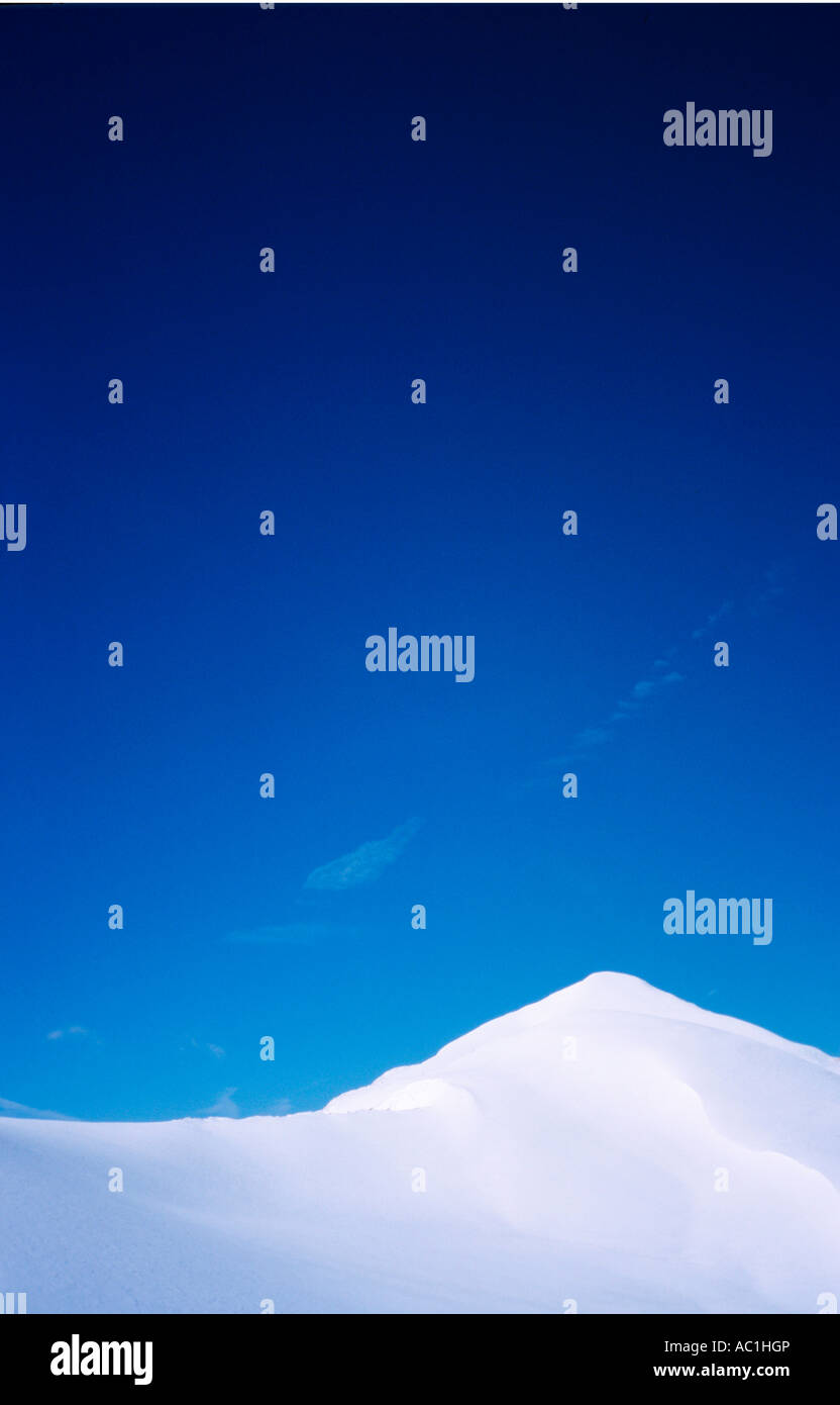 Neve, cielo blu e silenzio Foto Stock
