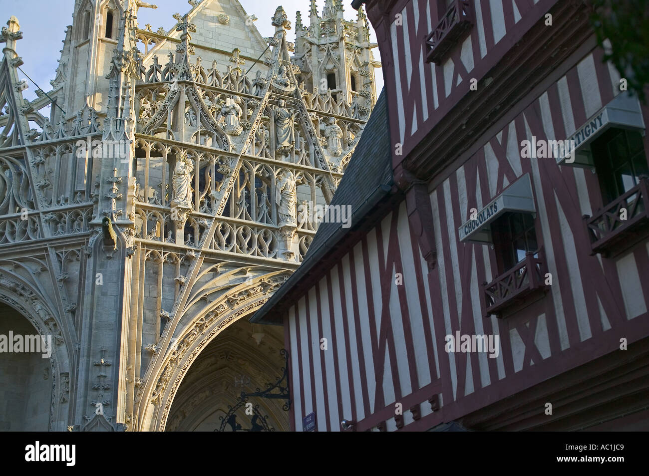 Casa in legno e muratura E PARTI SUPERIORI DI NOTRE-DAME CHIESA DELLA MADONNA costruita xiv secolo ALENCON Normandia Francia Foto Stock