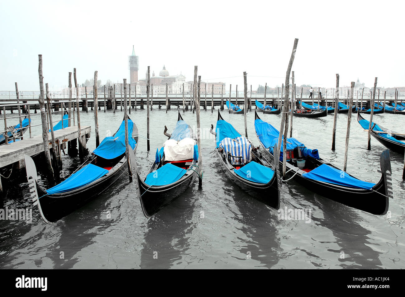 Venezia gondole con i coperchi di colore blu Foto Stock