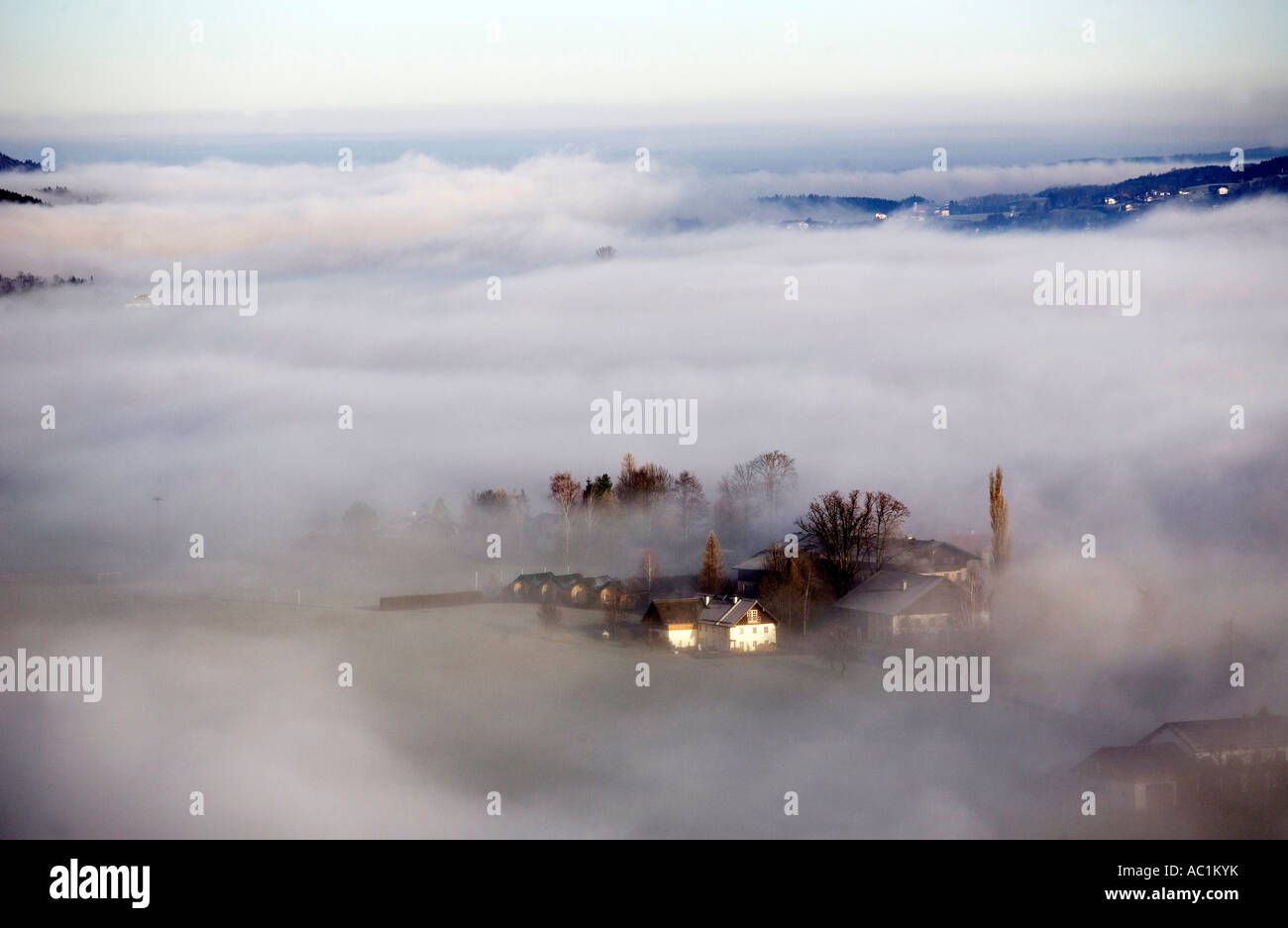 Austria, Salzkammergut, casolari nella nebbia Foto Stock