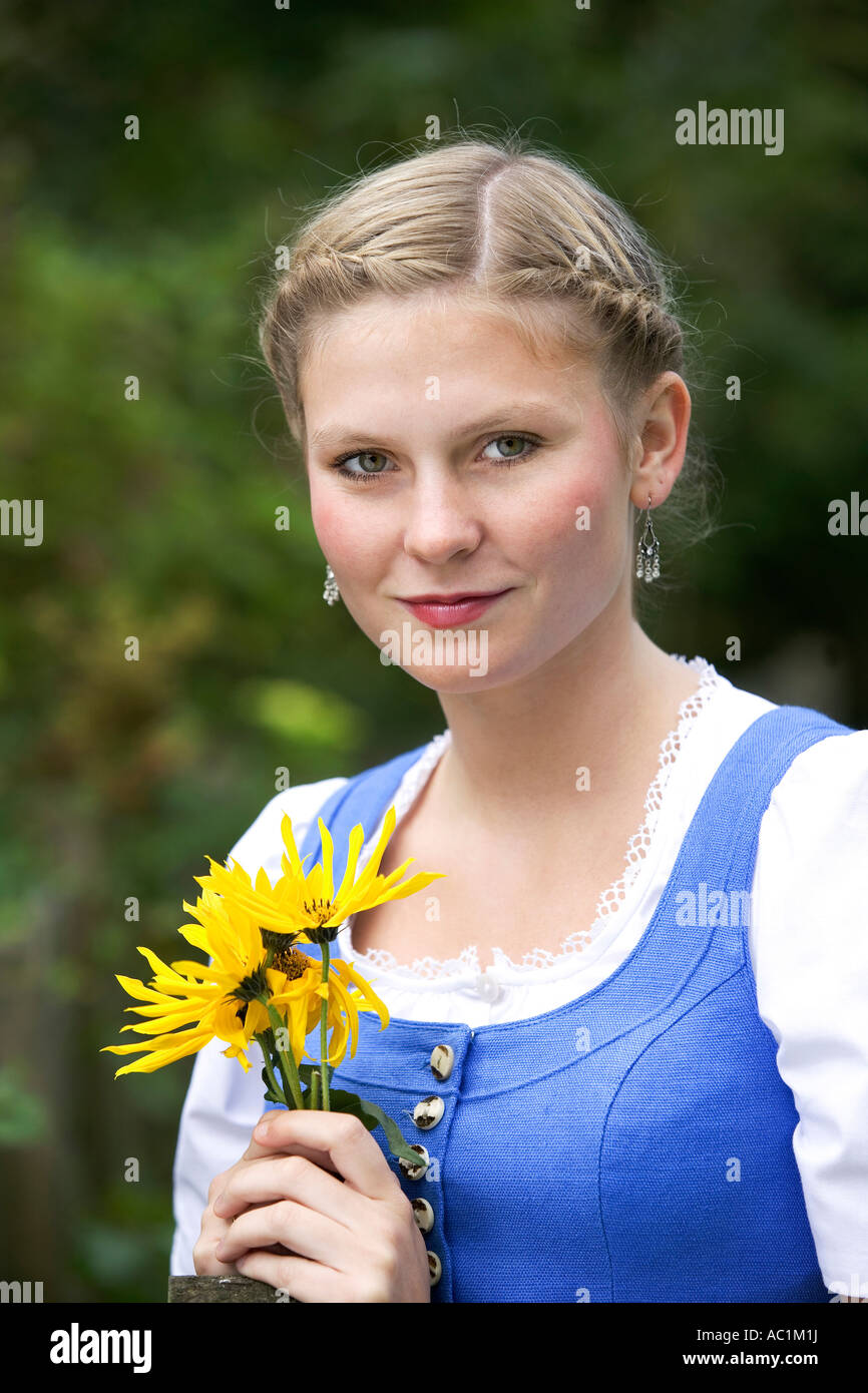 Giovane donna in costume tradizionale, ritratto Foto Stock