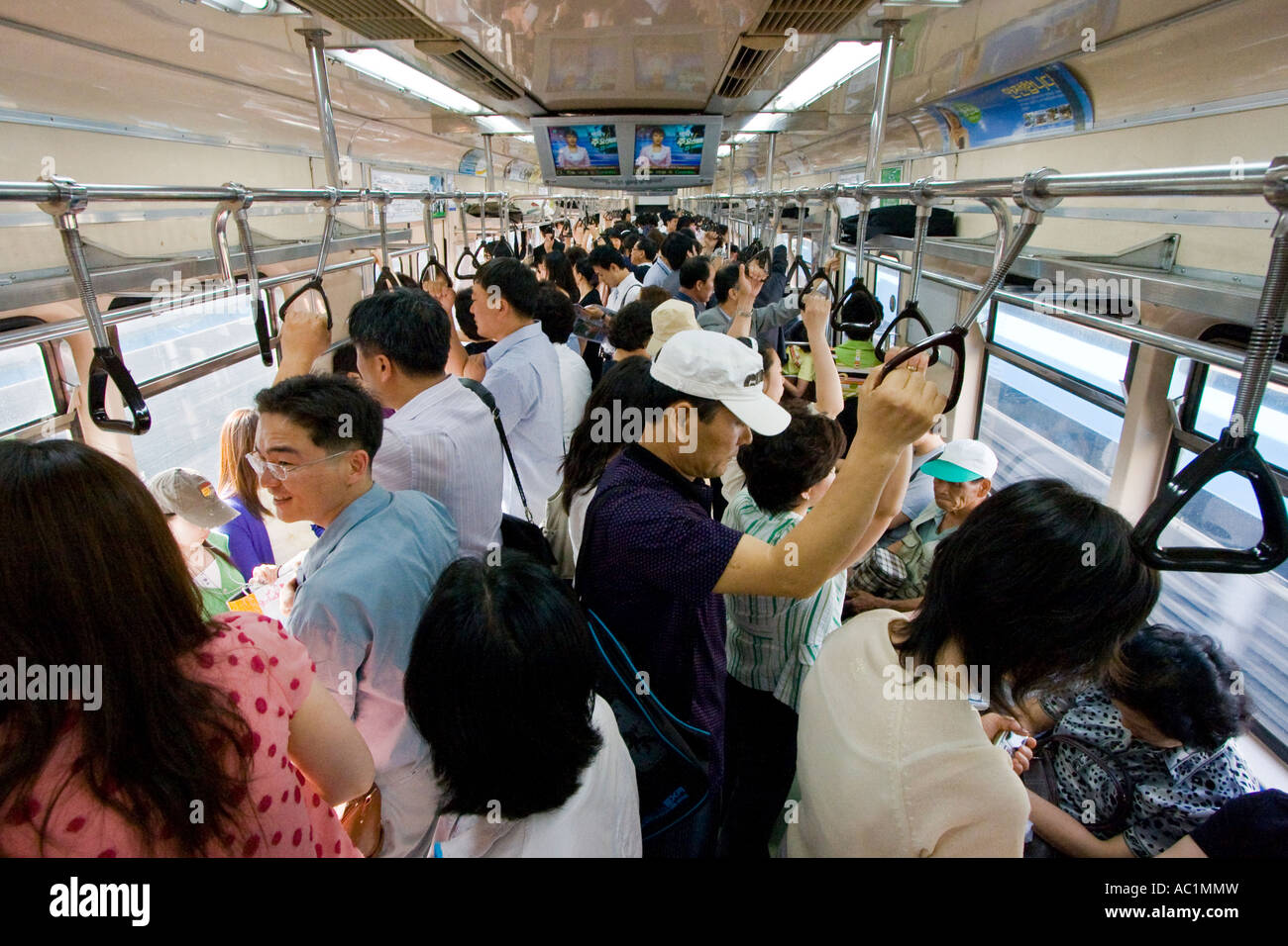 Popolo coreano su Metro treno della metropolitana Seoul COREA DEL SUD Foto Stock