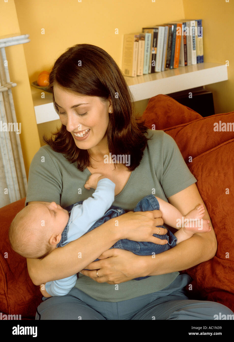 Madre cullano il suo bambino Foto Stock