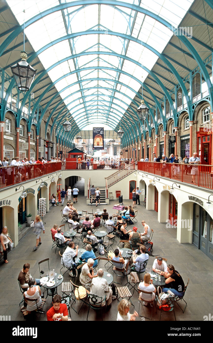 L'interno del mercato di Covent Garden nel west end di Londra. Foto Stock