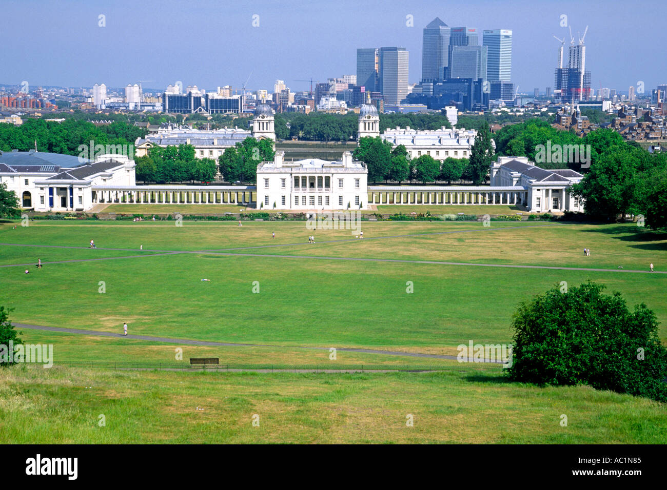 Il parco di Greenwich, il Museo Marittimo Nazionale e da Canary Wharf visto dal parco di Greenwich hilltop. Foto Stock