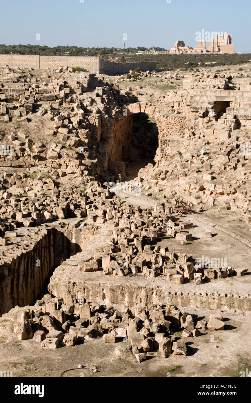 Sabratha, Libia. Anfiteatro romano, II secolo D.C. Teatro in background Foto Stock