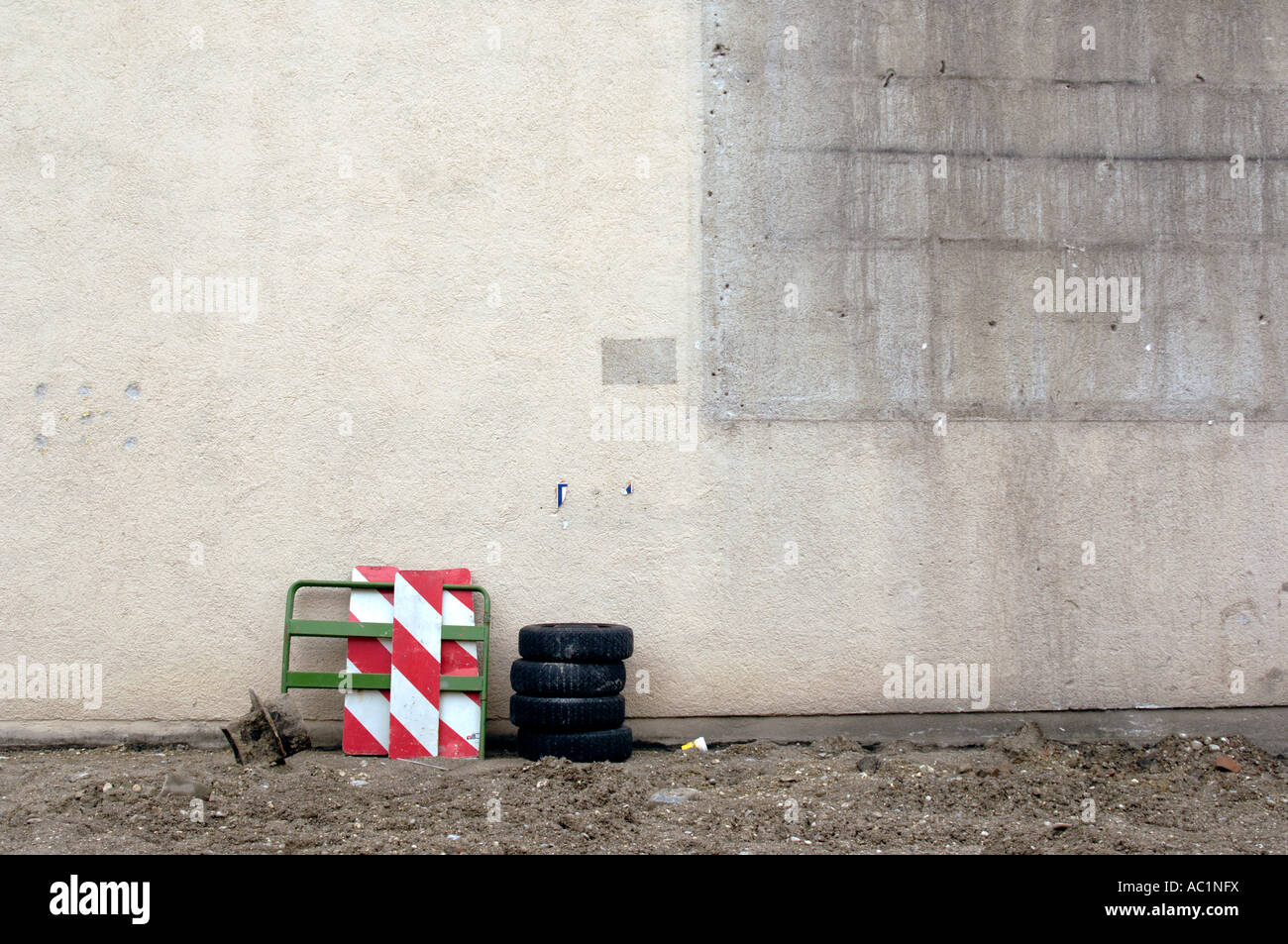 Pila di gomme carrello di fronte a un muro di casa Foto Stock