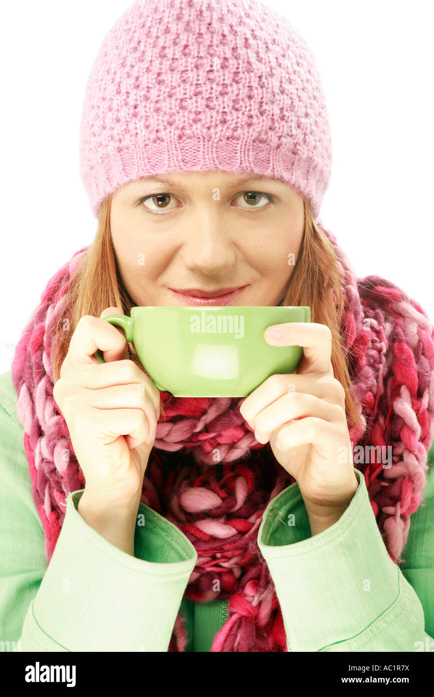 Donna che mantiene un bicchiere in mano Foto Stock