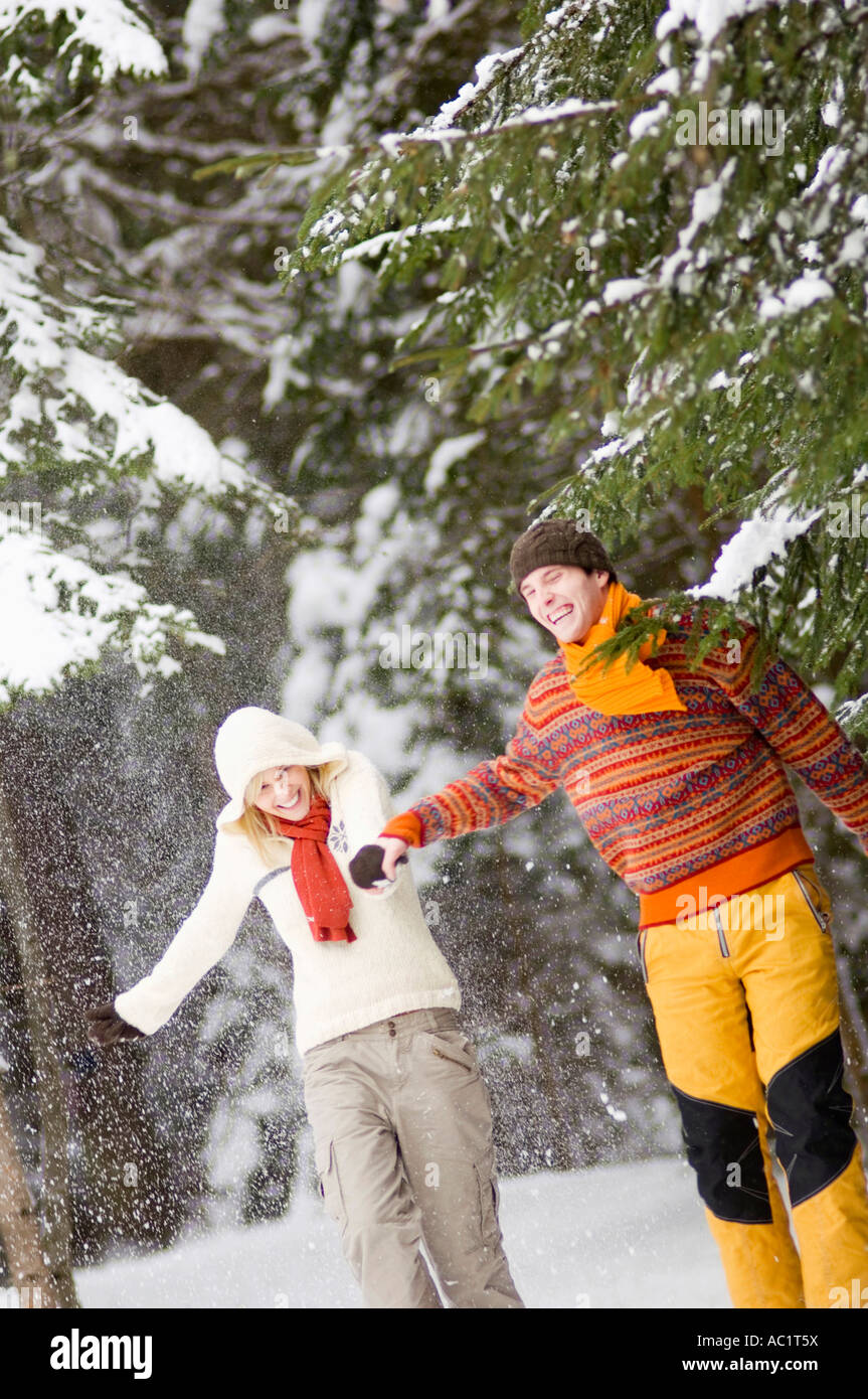 Giovane walkig mano nella mano, sorridente Foto Stock