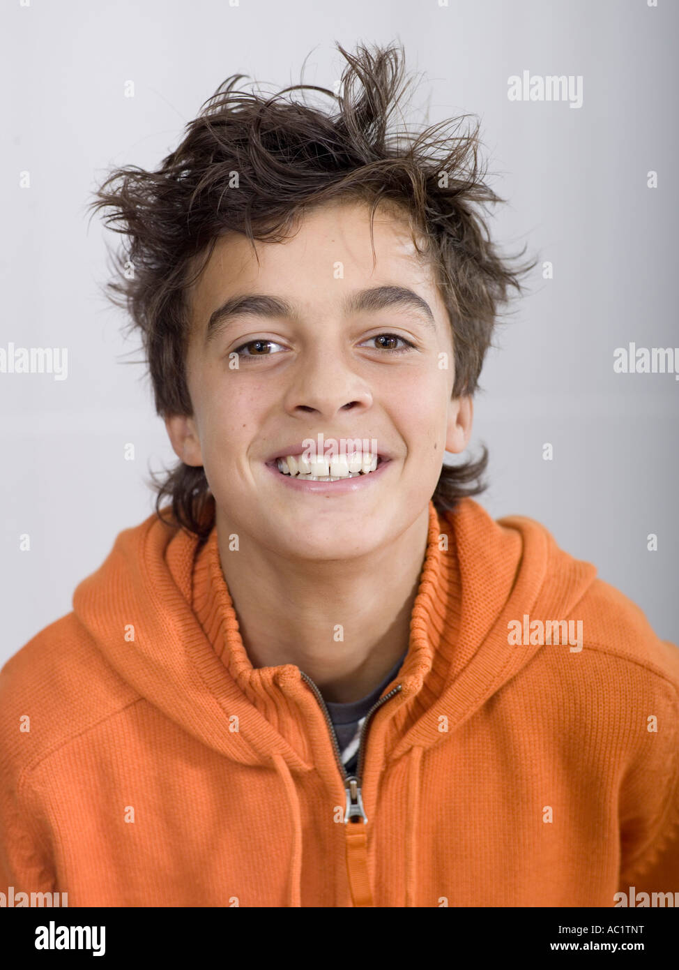 Ragazzo (14-15) sorridente, ritratto Foto Stock